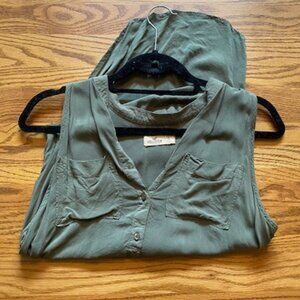 Hollister sleeveless button-up blouse